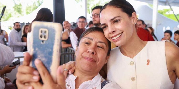 Ana Paty Peralta atestigua entrega de becas “Benito Juárez” en el nuevo CBTis 301