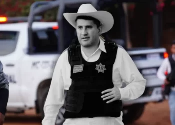 Militares y policías resguardando la zona tras el ataque al alcalde de Uruapan, Carlos Manzo, mientras la Sedena defiende su protocolo de seguridad.