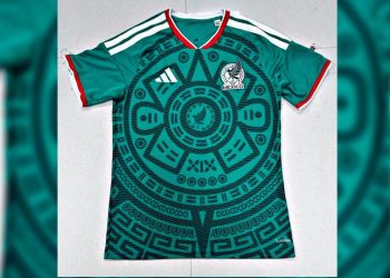 Jugadores de la Selección Mexicana posan con la nueva playera para la Copa del Mundo 2026, con diseño verde esmeralda y detalles dorados inspirados en la cultura mexicana.