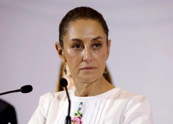 Ricardo Monreal durante una sesión en el Senado de México, donde anunció que congela la reforma para mover la revocación de mandato de Claudia Sheinbaum a 2027.