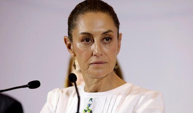 Ricardo Monreal durante una sesión en el Senado de México, donde anunció que congela la reforma para mover la revocación de mandato de Claudia Sheinbaum a 2027.