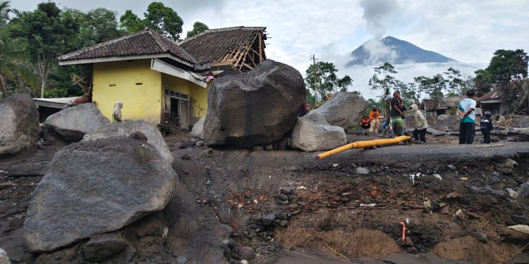 Indonesia evacua a cientos tras violenta erupción del Semeru