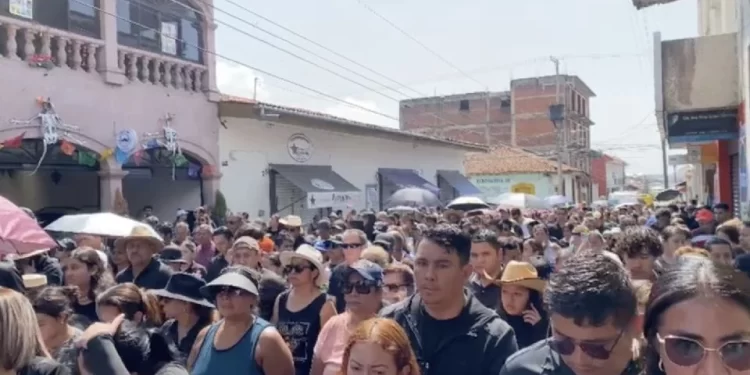 “¡Justicia para Carlos Manzo!”, claman uruapenses durante emotivo homenaje en la Pérgola Municipal