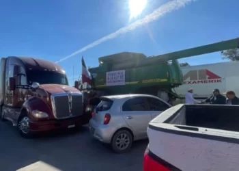 Agricultores y transportistas mantienen cierres en rutas clave pese a postura de Segob
