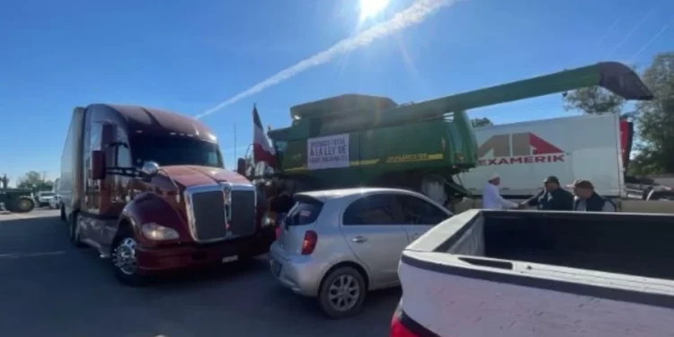 Agricultores y transportistas mantienen cierres en rutas clave pese a postura de Segob