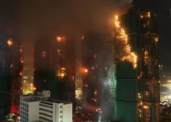 Mueren 13 personas tras incendio que arrasa varios edificios en Hong Kong