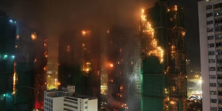 Mueren 13 personas tras incendio que arrasa varios edificios en Hong Kong
