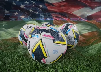 Jugadores de la Liga MX posan junto a banderas de México y Estados Unidos durante un partido de Leagues Cup 2025.