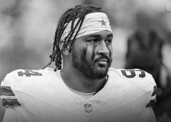 Marshawn Kneeland en acción con los Dallas Cowboys durante un partido de la NFL, antes de su fallecimiento a los 24 años.