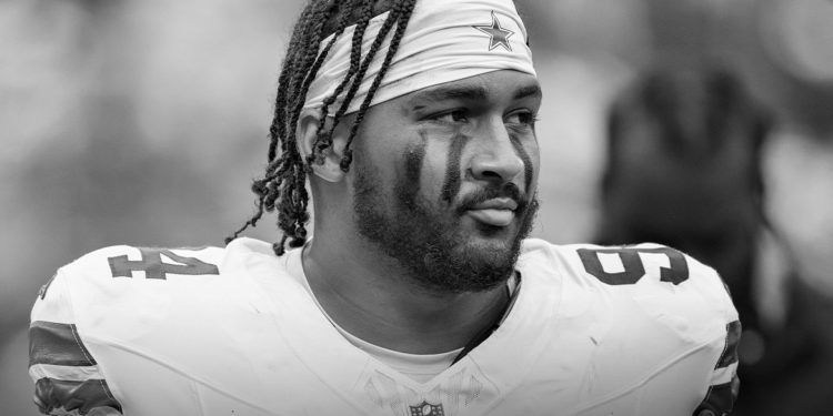 Marshawn Kneeland en acción con los Dallas Cowboys durante un partido de la NFL, antes de su fallecimiento a los 24 años.