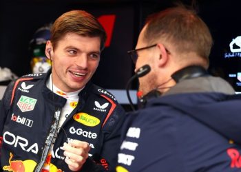 Max Verstappen y Lando Norris celebran en el podio tras una intensa carrera que mantiene viva la lucha por el título mundial de F1 2025.