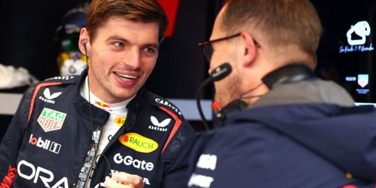 Max Verstappen y Lando Norris celebran en el podio tras una intensa carrera que mantiene viva la lucha por el título mundial de F1 2025.