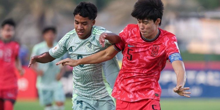 Jugadores de la Selección Mexicana Sub-17 muestran frustración tras perder su debut en la Copa del Mundo Sub-17 2025 en Indonesia.