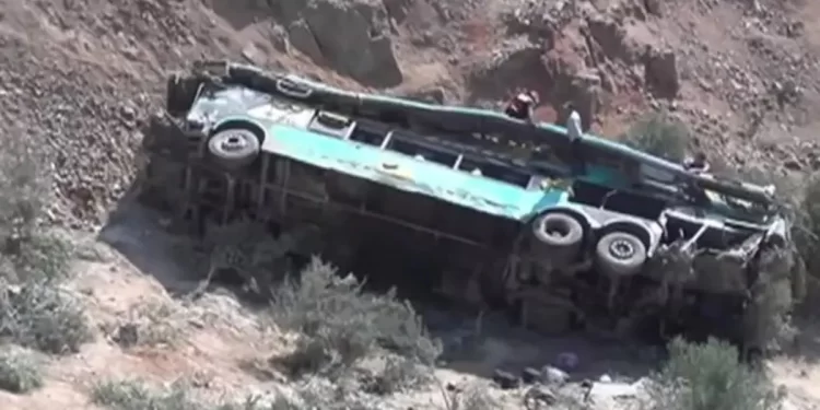 Tragedia en Perú: autobús cae a un barranco y deja 37 muertos