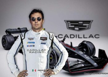 Checo Pérez sonríe durante un evento de Fórmula 1 mientras Cadillac elogia su talento y lo menciona como piloto con hambre de éxito.