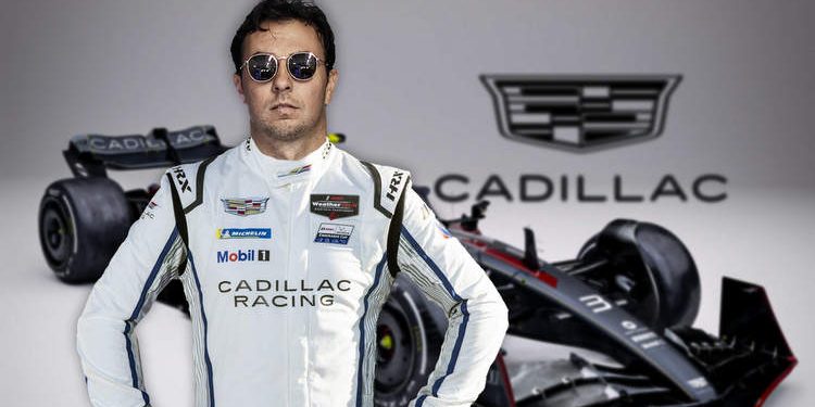Checo Pérez sonríe durante un evento de Fórmula 1 mientras Cadillac elogia su talento y lo menciona como piloto con hambre de éxito.