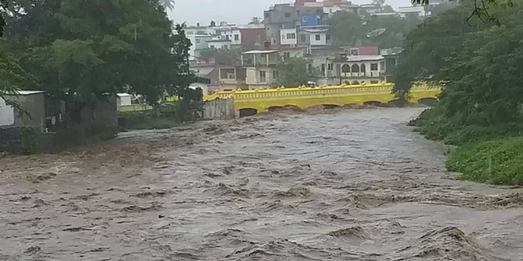 Lluvias torrenciales provocan el desbordamiento del Río Tepango en Veracruz