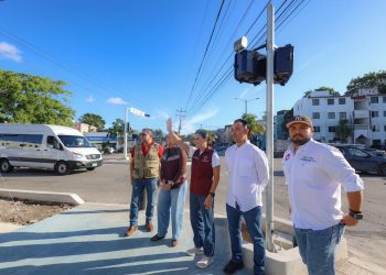 Ana Paty Peralta supervisa modernización de semáforos en Cancún