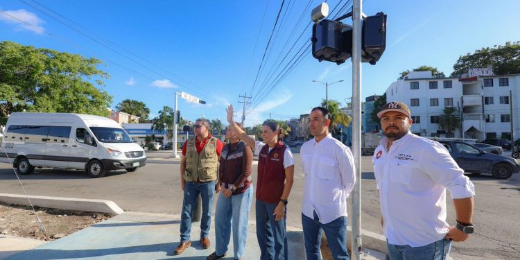 Ana Paty Peralta supervisa modernización de semáforos en Cancún