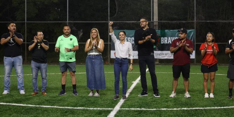 Ana Paty Peralta inaugura cancha deportiva en SM. 21