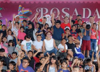 Ana Paty Peralta lleva alegría navideña a Valle Verde