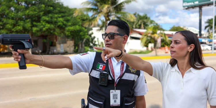 Ana Paty Peralta supervisa operativos de velocidad en Cancún
