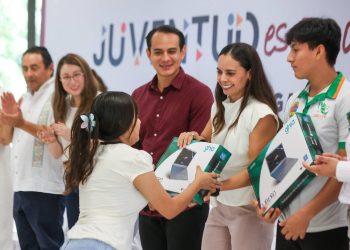 Ana Paty Peralta impulsa entrega tecnológica histórica para jóvenes estudiantes en Cancún