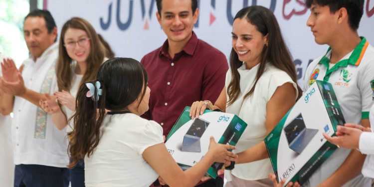 Ana Paty Peralta impulsa entrega tecnológica histórica para jóvenes estudiantes en Cancún