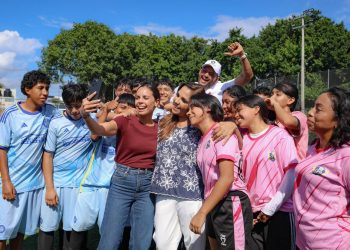 Ana Paty Peralta y Mara Lezama inauguran cancha rehabilitada en Cancún
