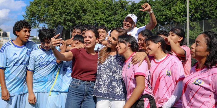 Ana Paty Peralta y Mara Lezama inauguran cancha rehabilitada en Cancún