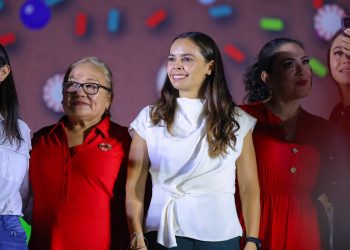 Ana Paty Peralta participa en arranque de festividades navideñas en Chetumal