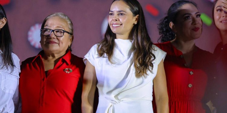 Ana Paty Peralta participa en arranque de festividades navideñas en Chetumal