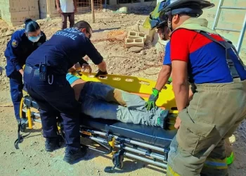 Auxilian a albañil durante labores en obra de la colonia Valle Verde en Cancún
