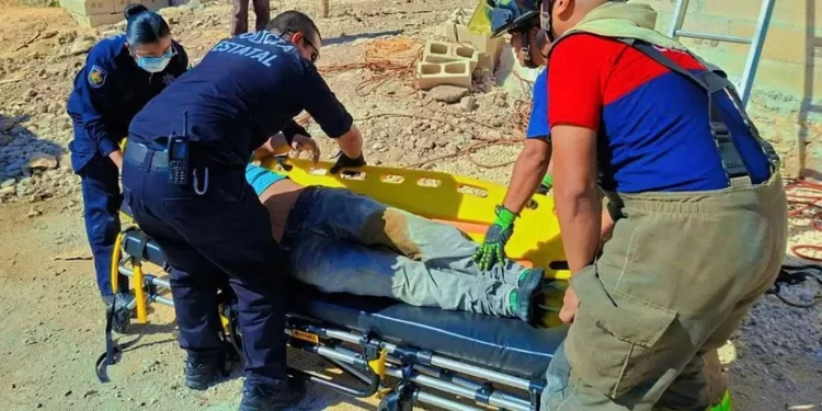 Auxilian a albañil durante labores en obra de la colonia Valle Verde en Cancún