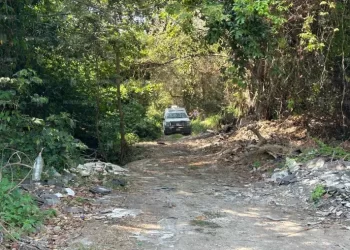 Hallan dos maletas con restos humanos en camino rural de Chetumal