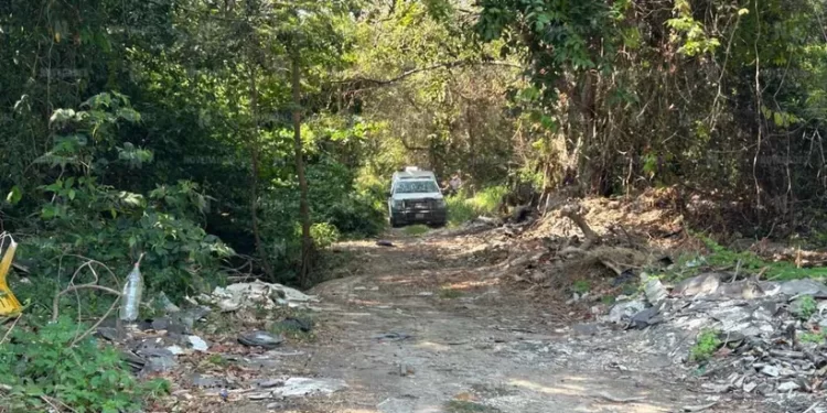 Hallan dos maletas con restos humanos en camino rural de Chetumal