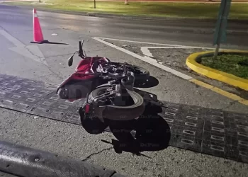 Motociclista pierde la vida tras accidente en el bulevar Kukulcán de Cancún