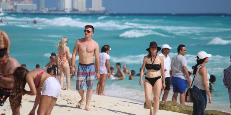 Playas de Cancún prevén llegada de 12 mil visitantes en Navidad