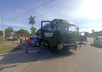 Giro inesperado de camión militar provoca accidente vial en Chetumal