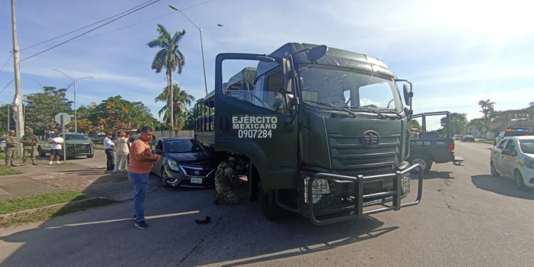 Giro inesperado de camión militar provoca accidente vial en Chetumal
