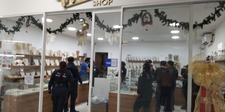 Sujetos roban joyería tras entrar armados a Plaza Galerías de Cancún