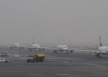 Cancelaciones de vuelos afectan la conectividad aérea en Cancún por neblina en Tijuana