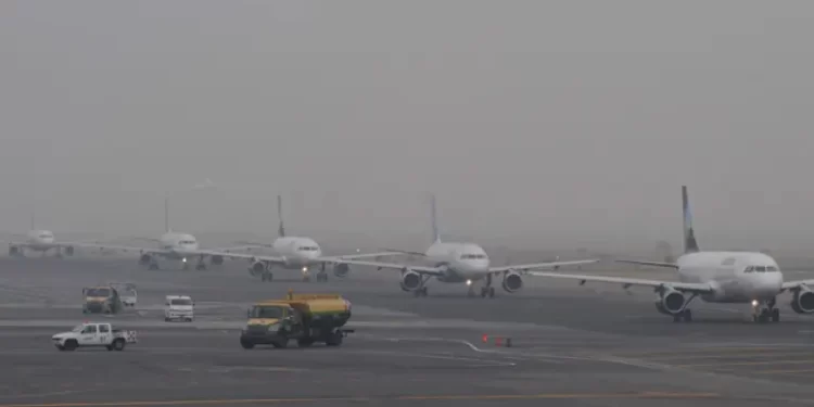 Cancelaciones de vuelos afectan la conectividad aérea en Cancún por neblina en Tijuana