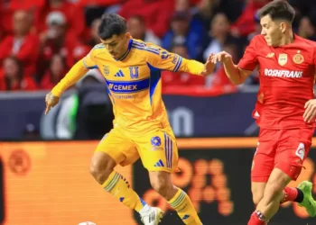 Jugadores de Toluca y Tigres previo a la final
