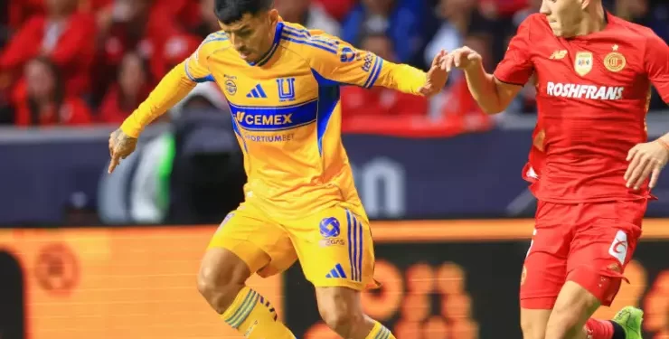 Jugadores de Toluca y Tigres previo a la final
