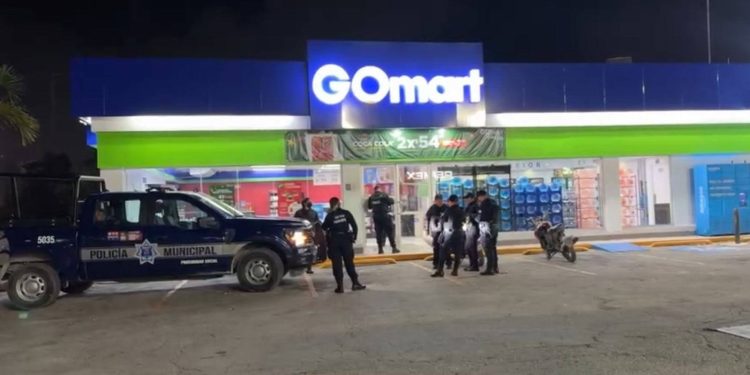 Cancún: atacan a balazos Go Mart en la región 234