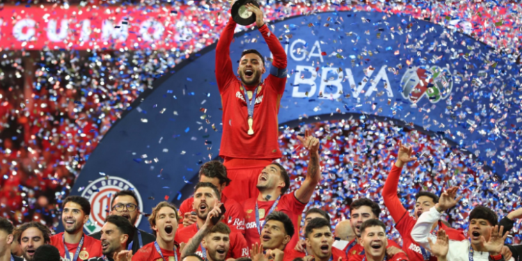 Toluca festeja el bicampeonato tras ganar 9-8 en penales ante Tigres en el Apertura 2025