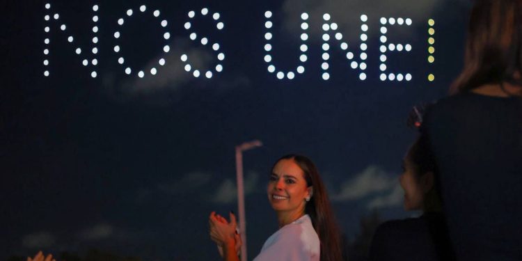 Invita Ana Paty Peralta a recibir el Año Nuevo 2025 con convivencia familiar en el Malecón Tajamar
