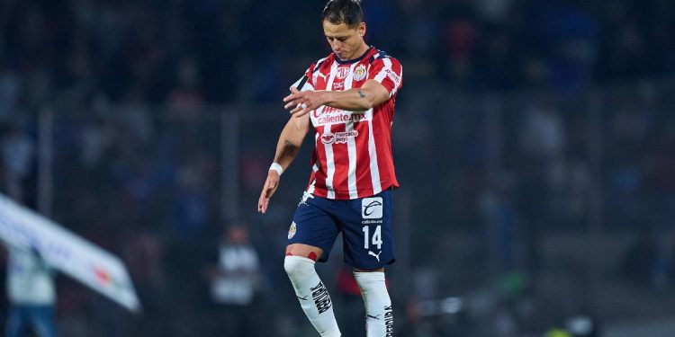 Afición reacciona a la salida de Chicharito para el Clausura 2026.