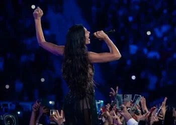Dua Lipa sorprende al cantar ‘Bésame Mucho’ en su debut en México | VIDEO